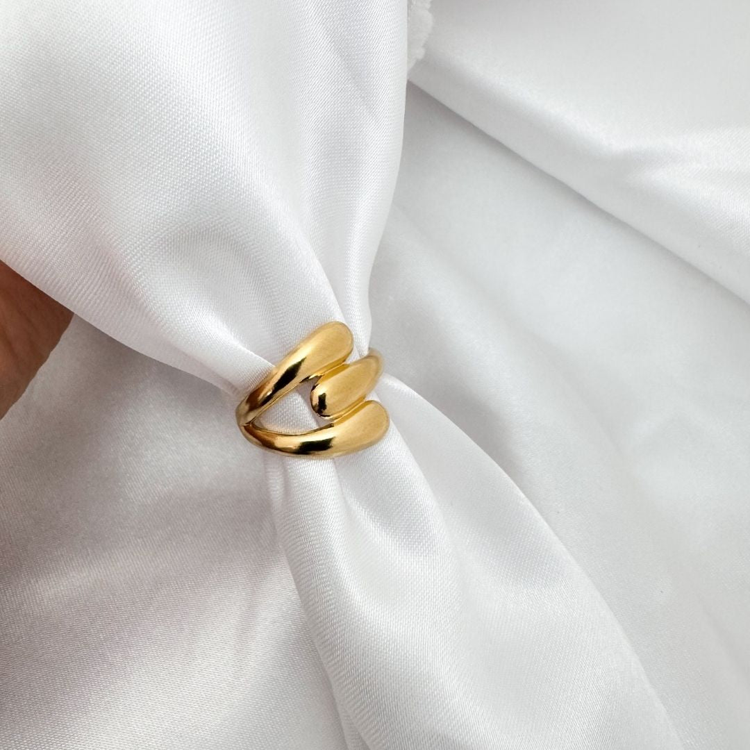 Close Hug Ring