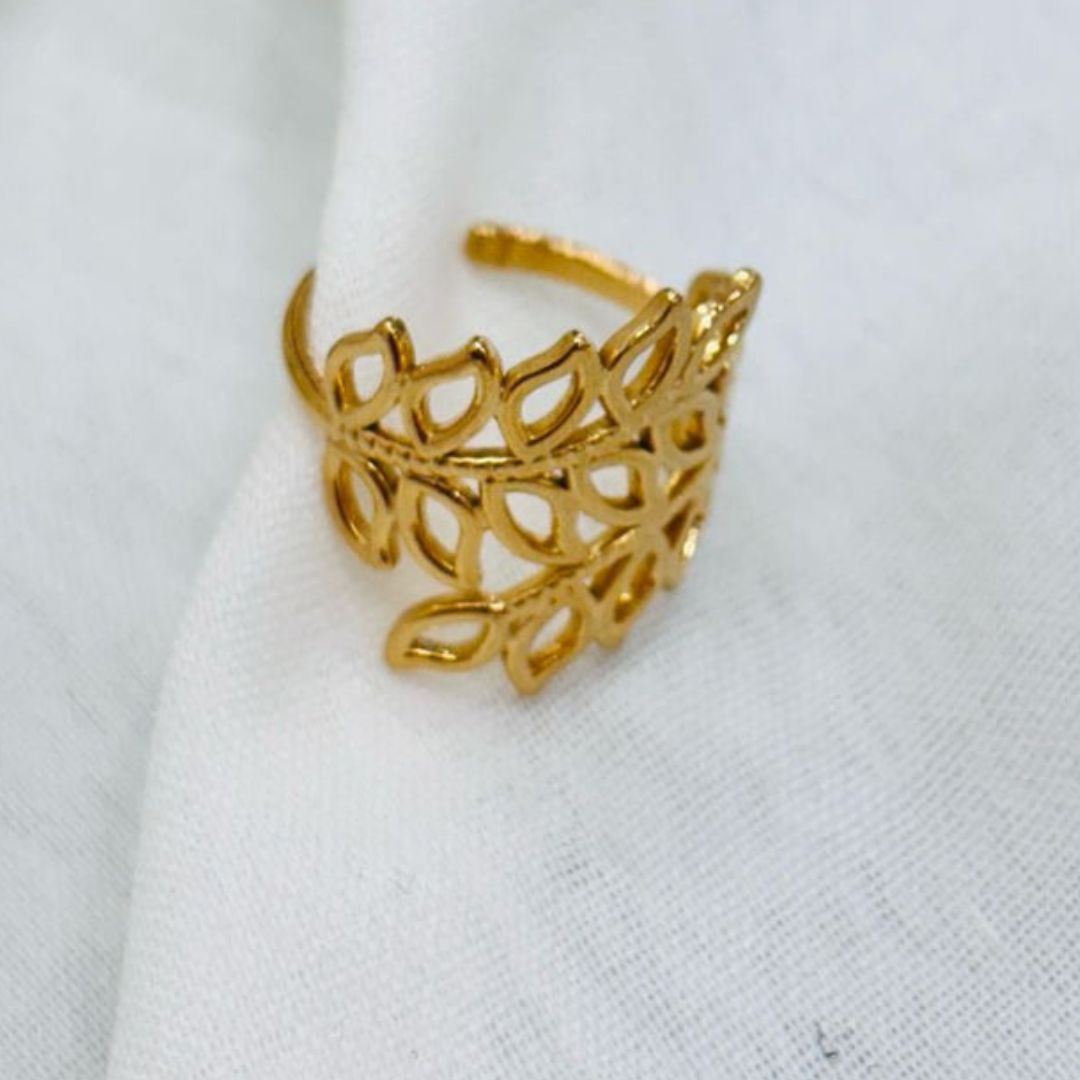 Elara Leaf Ring